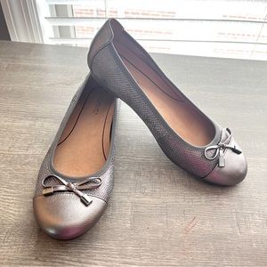 Brand New Silver Snakeskin Vionic Flats Size 8